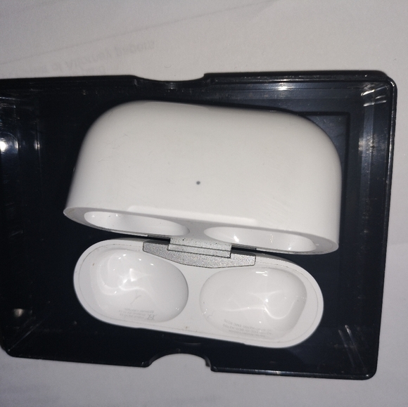 AirPods Pro 2nd Generation Charging Case *only* - Picture 6 of 8